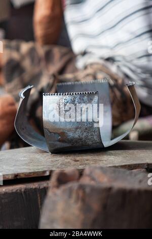 Gli abili artigiani della comunità di Ban Bat a Bangkok lavorano meticolosamente squisite ciotole di elemosina tradizionali fatte a mano. Foto Stock