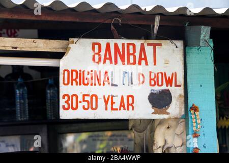 Gli abili artigiani della comunità di Ban Bat a Bangkok lavorano meticolosamente squisite ciotole di elemosina tradizionali fatte a mano. Foto Stock