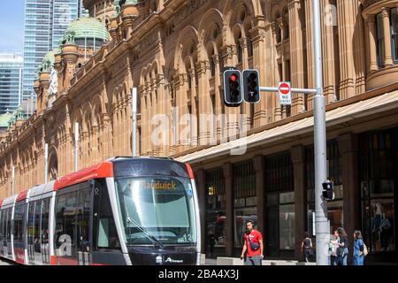 Treni leggeri di Sydney che viaggiano lungo george Street nel centro di Sydney, nuovo Galles del Sud, Australia Foto Stock