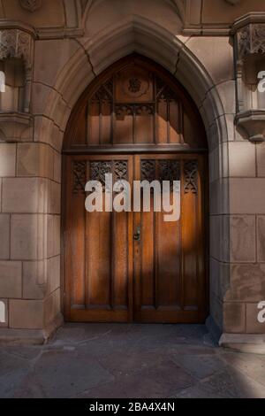 Vecchio, porta chiesa in legno Foto Stock