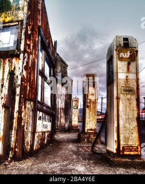 Garage vecchio, distributore di benzina vecchio, negozio d'epoca. Robusto e rustico. Come il vecchio West o Route 66 Foto Stock