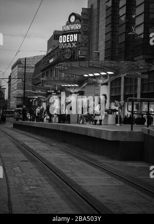 Edifici classici con edifici nuovi o moderni nella stessa scena. Centro di Manchester, il centro di Manchester si trova sulla nuova stazione dei tram Foto Stock