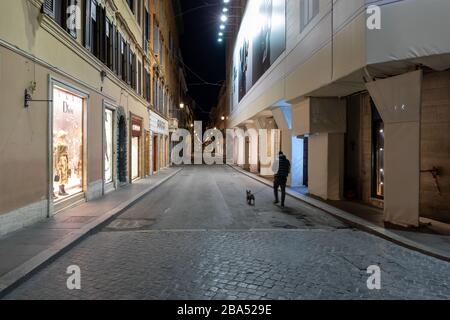 Roma, Italia - 24 marzo 2020: Via condotti, la strada famosa per i negozi di lusso, la sera nella città insolitamente deserta a causa dell'emergenza coronavirus. Foto Stock