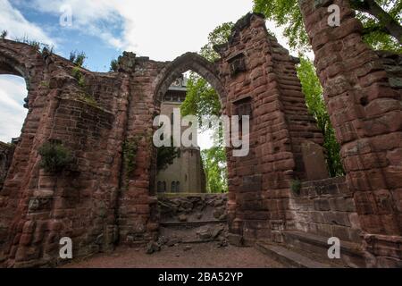 Antiche rovine della chiesa accanto ad una chiesa leggermente più recente Foto Stock