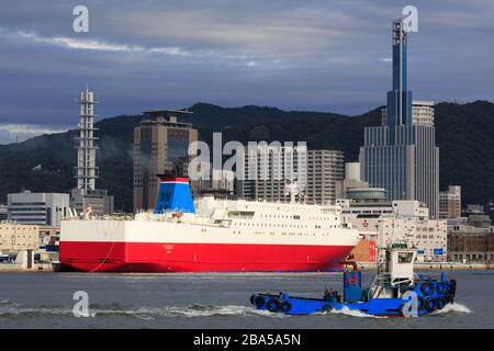 Traghetto, la città di Kobe, isola di Honshu, Giappone, Asia Foto Stock