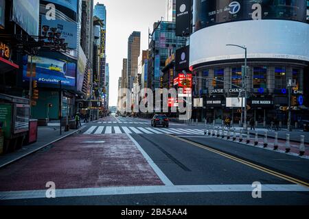 NEW YORK, N.Y/USA – 24 marzo 2020: Times Square è libera dal traffico e dai visitatori per motivi di salute per fermare la diffusione del Coronavirus. Foto Stock