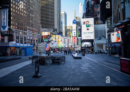 NEW YORK, N.Y/USA – 24 marzo 2020: Times Square è libera dal traffico e dai visitatori per motivi di salute per fermare la diffusione del Coronavirus. Foto Stock