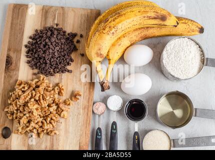 Ingredienti per la ricetta del pane alla banana, vista dall'alto Foto Stock