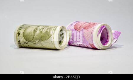 Vista della valuta della carta indiana arrotolata Foto Stock