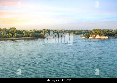 L'antico forte, il Forte Sant'Andrea, sulla Vignole, una delle isole esterne della laguna di Venezia, mentre il sole tramonta. Foto Stock