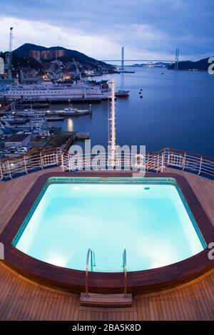Porto di Nagasaki dal ponte della nave da crociera, Nagasaki, Kyushu Regione, Giappone, Asia Foto Stock
