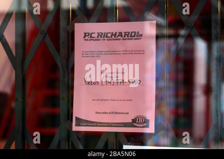 New York, NY, 24 marzo 2020. Un cartello sulla porta di un negozio di elettrodomestici che avvisa i clienti come precauzione per mitigare la potenziale diffusione di coronavirus COVID-19 pandemic, il Governatore dello Stato di New York ha emesso l'ordine esecutivo 202.8 che ordina la chiusura di attività non essenziali per combattere la diffusione di pandemic. Credito: Robert K. Chin. Foto Stock