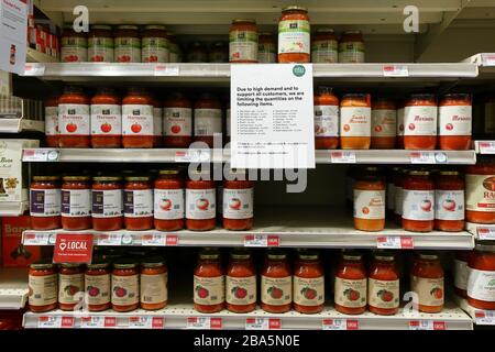 New York, NY, 25 marzo 2020. Un cartello sullo scaffale di un negozio che informa i clienti dei limiti di acquisto per gli articoli del negozio di alimentari ad alta richiesta. I negozi di alimentari hanno posto limiti di acquisto su articoli ad alta domanda come la salsa di pasta e le merci in scatola per consentire a tutti una possibilità di acquistare tali articoli e prevenire l'incappucciamento durante la pandemia COVID-19 coronavirus. Credito: Robert K. Chin. Foto Stock