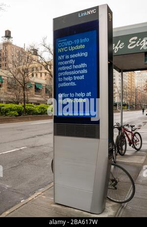 NEW YORK, NY - 25 MARZO 2020. I messaggi di servizio pubblico sull'epidemia di Coronavirus sono visualizzati su un chiosco LinkNYC nell'Upper West Side di Manhattan a New York. L'11 marzo l'Organizzazione mondiale della sanità ha dichiarato il coronavirus (COVID-19) una pandemia globale. Foto Stock