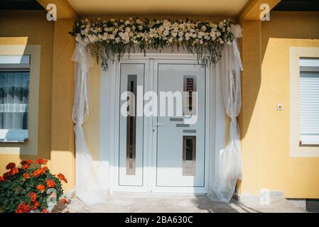 Casa decorata in modo speciale con fiori Foto Stock