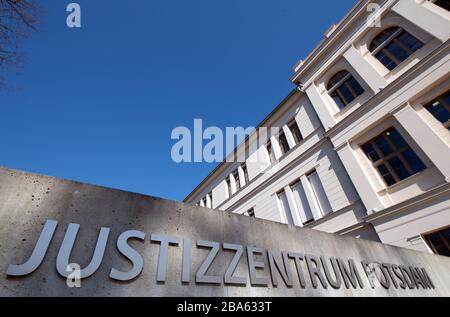 Potsdam, Germania. 25 Marzo 2020. La scritta "Justizzentrum" all'ingresso della casa. (Alle 'Corona operazioni di emergenza - ma ancora funzionali') Credit: Soeren Stache/dpa-Zentralbild/dpa/Alamy Live News Foto Stock