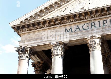 Dettaglio colonna del Pantheon di Roma Foto Stock