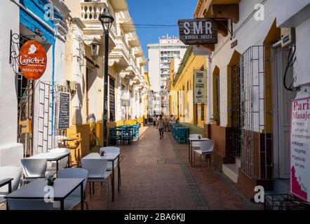 Santa Marta-Magdalena-Colombia, 24. Febbraio 2020: Case colorate strade della città vecchia di Santa Marta, città caraibica, Colombia Foto Stock
