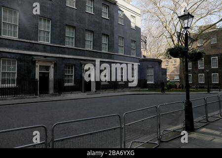 Londra, Regno Unito. 25 Marzo 2020. Foto scattata il 25 marzo 2020 mostra una Downing Street vuota a Londra, Gran Bretagna. Secondo quanto affermato dal Department of Health and Social Care del Regno Unito, nel Regno Unito sono stati confermati complessivamente 9,529 casi di COVID-19 a partire da mercoledì mattina, con un aumento di 1,452 rispetto alla cifra ufficiale di martedì. Credit: Tim Ireland/Xinhua/Alamy Live News Foto Stock
