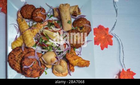 il ristorante, in stile casalingo, propone piatti di verdure pakora, pollo, kebab, gamberi, samosa e panini Foto Stock