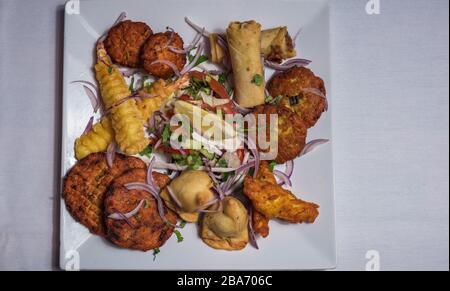 il ristorante, in stile casalingo, propone piatti di verdure pakora, pollo, kebab, gamberi, samosa e panini Foto Stock