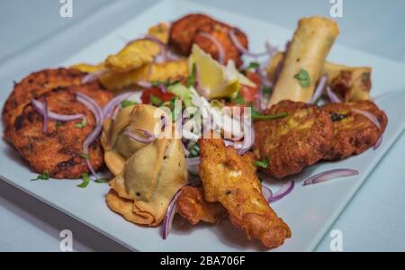 il ristorante, in stile casalingo, propone piatti di verdure pakora, pollo, kebab, gamberi, samosa e panini Foto Stock