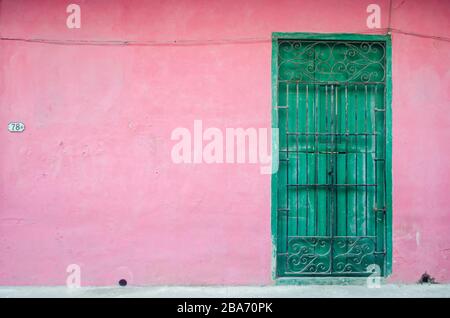 Facciata classica di una vecchia casa a la Havana. Foto Stock