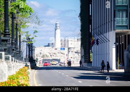 Vista sulla strada al Paseo del Prado o al Paseo de Marti. La Fortezza di San Salvador de la Punta e El Morro sono viste in lontananza. Foto Stock