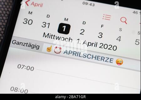 Berlino, Germania. 25 Marzo 2020. Sul display di uno smartphone, le emoji di avviso e la nota "giorno degli sciocchi di aprile" vengono memorizzate nel calendario il 1° aprile. Credito: Jens Kalaene/dpa-Zentralbild/dpa/Alamy Live News Foto Stock