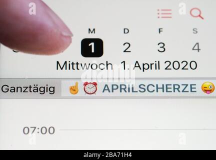 Berlino, Germania. 25 Marzo 2020. Sul display di uno smartphone, le emoji di avviso e la nota "giorno degli sciocchi di aprile" vengono memorizzate nel calendario il 1° aprile. Credito: Jens Kalaene/dpa-Zentralbild/dpa/Alamy Live News Foto Stock