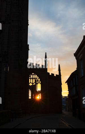 Vecchia Cattedrale di Coventry sulla bayley Lane all'alba in primavera. Coventry, West Midlands, Inghilterra. Silhouette Foto Stock