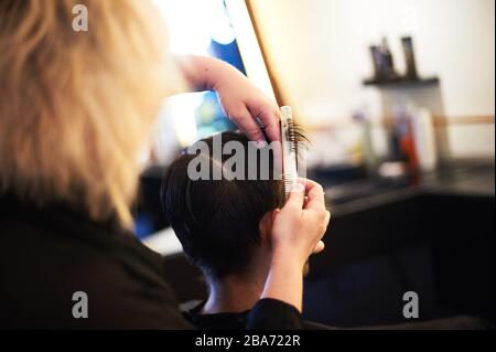 Taglio di capelli per uomo al salone Southpaw a Silver Lake, Los Angeles. Foto Stock