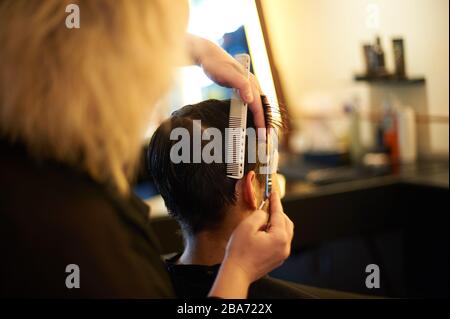 Taglio di capelli per uomo al salone Southpaw a Silver Lake, Los Angeles. Foto Stock