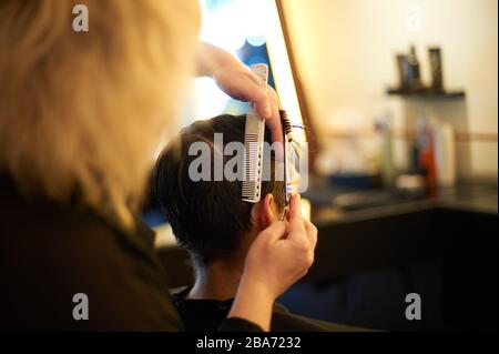 Taglio di capelli per uomo al salone Southpaw a Silver Lake, Los Angeles. Foto Stock