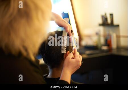 Taglio di capelli per uomo al salone Southpaw a Silver Lake, Los Angeles. Foto Stock