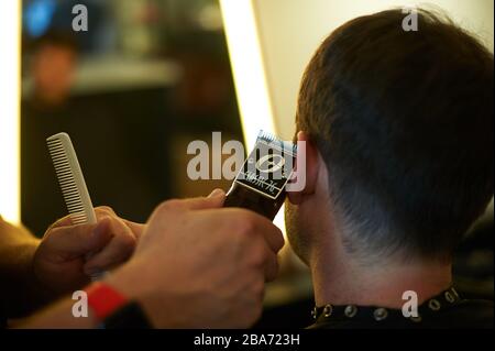 Taglio di capelli per uomo al salone Southpaw a Silver Lake, Los Angeles. Foto Stock