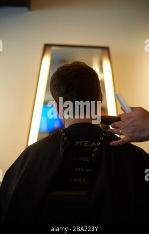 Taglio di capelli per uomo al salone Southpaw a Silver Lake, Los Angeles. Foto Stock