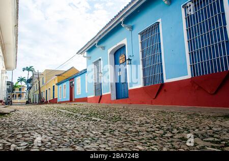 Tipica vista delle strade di Trinidad, una città dichiarata Patrimonio dell'Umanità dall'UNESCO dal 1988 Foto Stock