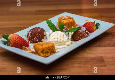 Gulab jamun è un dolce a base di solido di latte proveniente dal subcontinente indiano, e un tipo di mithai, popolare in India, Nepal, Pakistan e Bangladesh Foto Stock