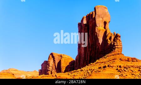 Cammello Butte, una massiccia formazione di arenaria rossa nella Monument Valley, un Navajo Tribal Park al confine tra Utah e Arizona, Stati Uniti Foto Stock