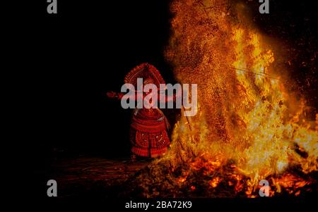 kelan kandanar che abbraccia il fuoco Foto Stock