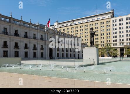 Vista del Palacio de la Moneda il palazzo presidenziale cileno a Santiago, Cile Foto Stock
