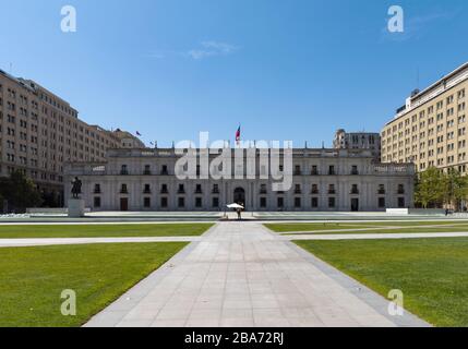 Vista del Palacio de la Moneda il palazzo presidenziale cileno a Santiago, Cile Foto Stock