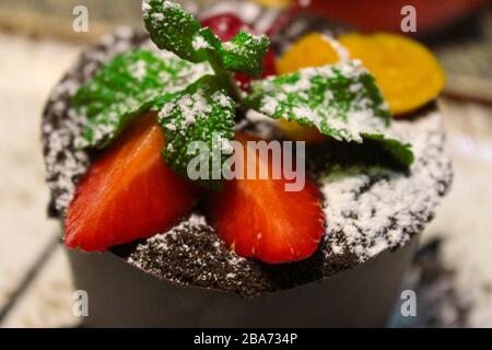 Dessert al cioccolato con fette di fragola e limone Foto Stock