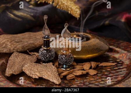 Legno di agar, chiamato anche aloeswood, olio essenziale di incenso e trucioli Foto Stock