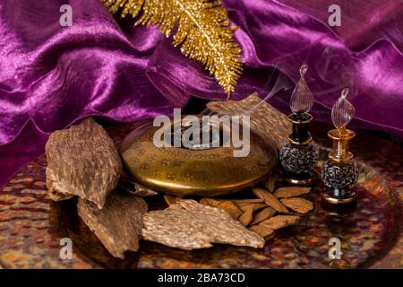 Legno di agar, chiamato anche aloeswood, olio essenziale di incenso e trucioli Foto Stock