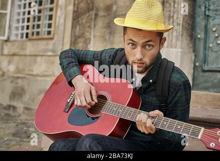 Bel giovane musicista di strada con chitarra Foto Stock