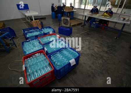 Surabaya, Indonesia. 26 marzo 2020. I lavoratori confezionano bottiglie di disinfettante per mani liquido antisettico presso la fabbrica di igienizzatore per mani a Giava Est, Indonesia, giovedì 26 marzo 2020. (Foto di Julian Romadhon/INA Photo Agency/Sipa USA) Credit: Sipa USA/Alamy Live News Foto Stock