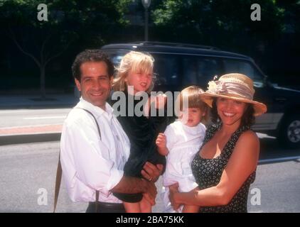 Culver City, California, USA 13 agosto 1995 attore Tony Shalhoub, Josie Lynn Shalhoub, Sophie Shaloub e attrice Brooke Adams frequentare Columbia Pictures 'The Baby-Sitters Club' Premiere il 13 agosto 1995 al Mann Culver Theatres a Culver City, California, Stati Uniti. Foto di Barry King/Alamy Stock Foto Foto Stock