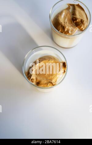 Caffè sudcoreano dalgona - latte freddo alla moda o cappuccino con latte e zucchero di canna. Drink estivo per colazione Foto Stock